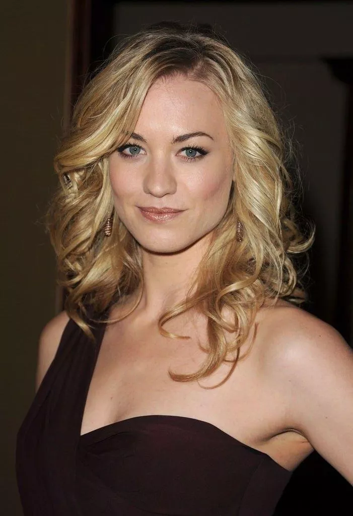 Yvonne Strahovski posted by abesster