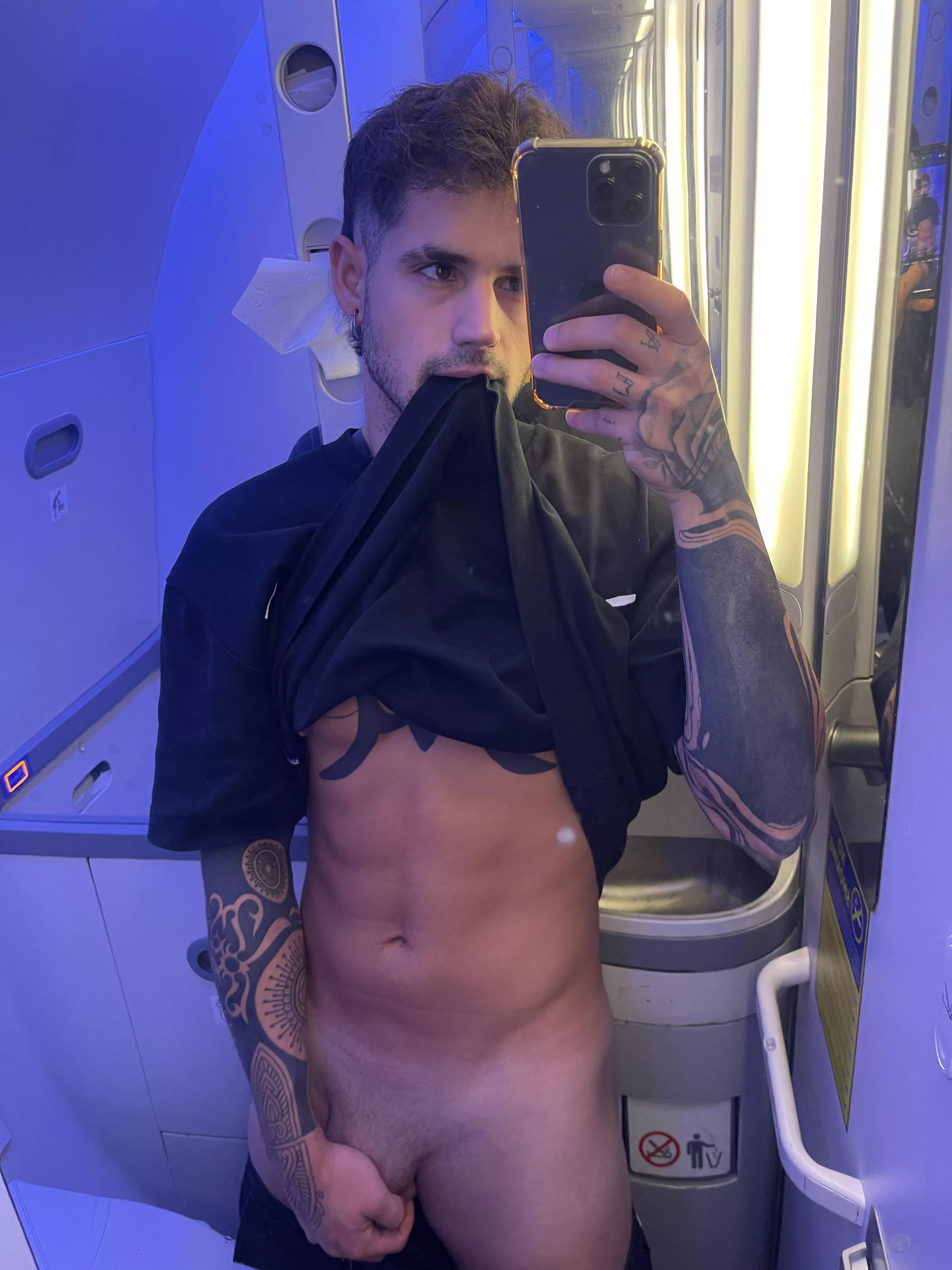 In the plane😈 posted by Lezaalejandro