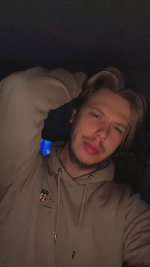 Messy hair,can’t sleep and even can’t play… so come and let chat :3 by _ShyGaymer_