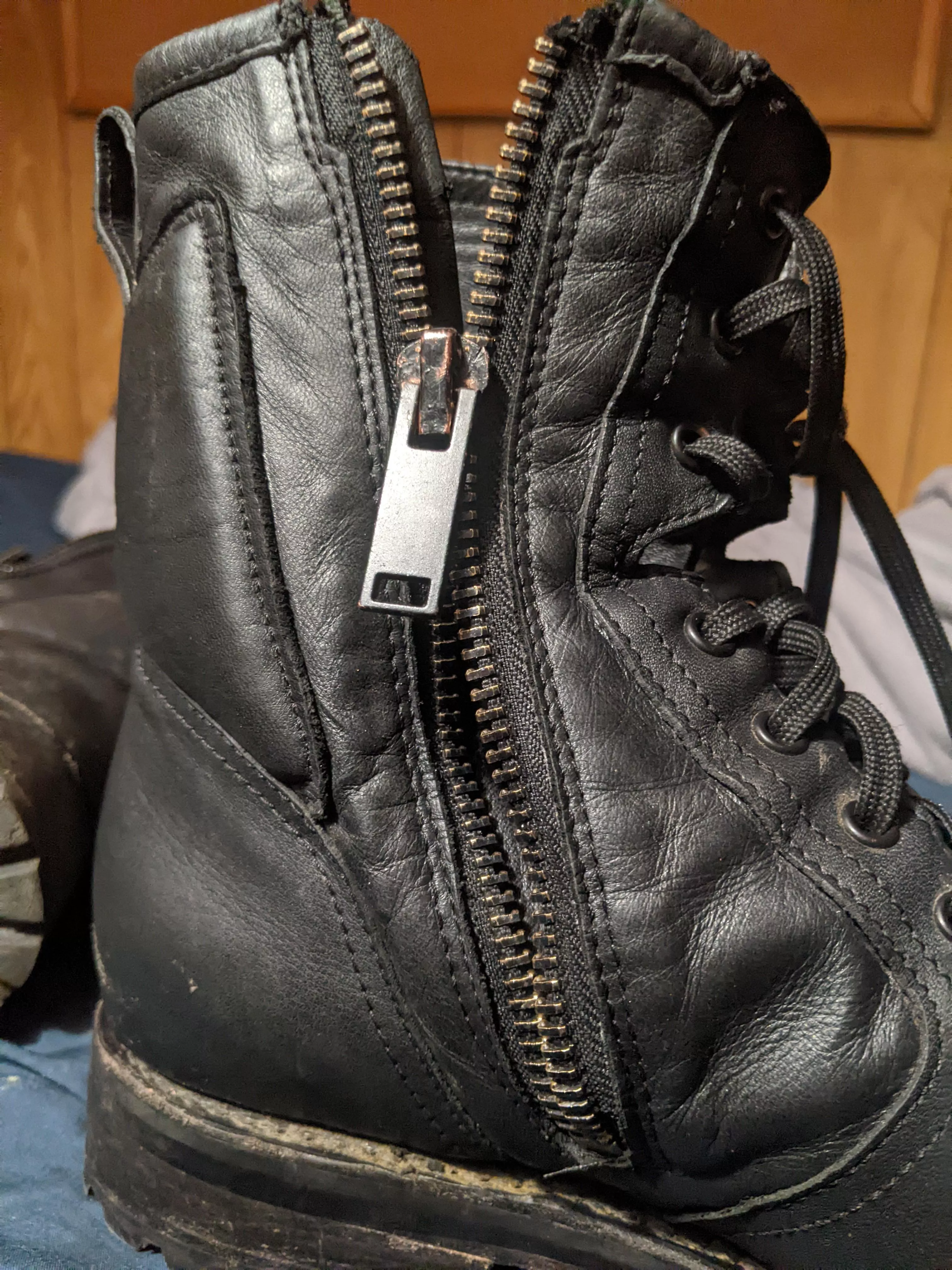 Thursday Casa Moto zipper gave out after 2 months. I'm pissed. posted by nnnosebleed