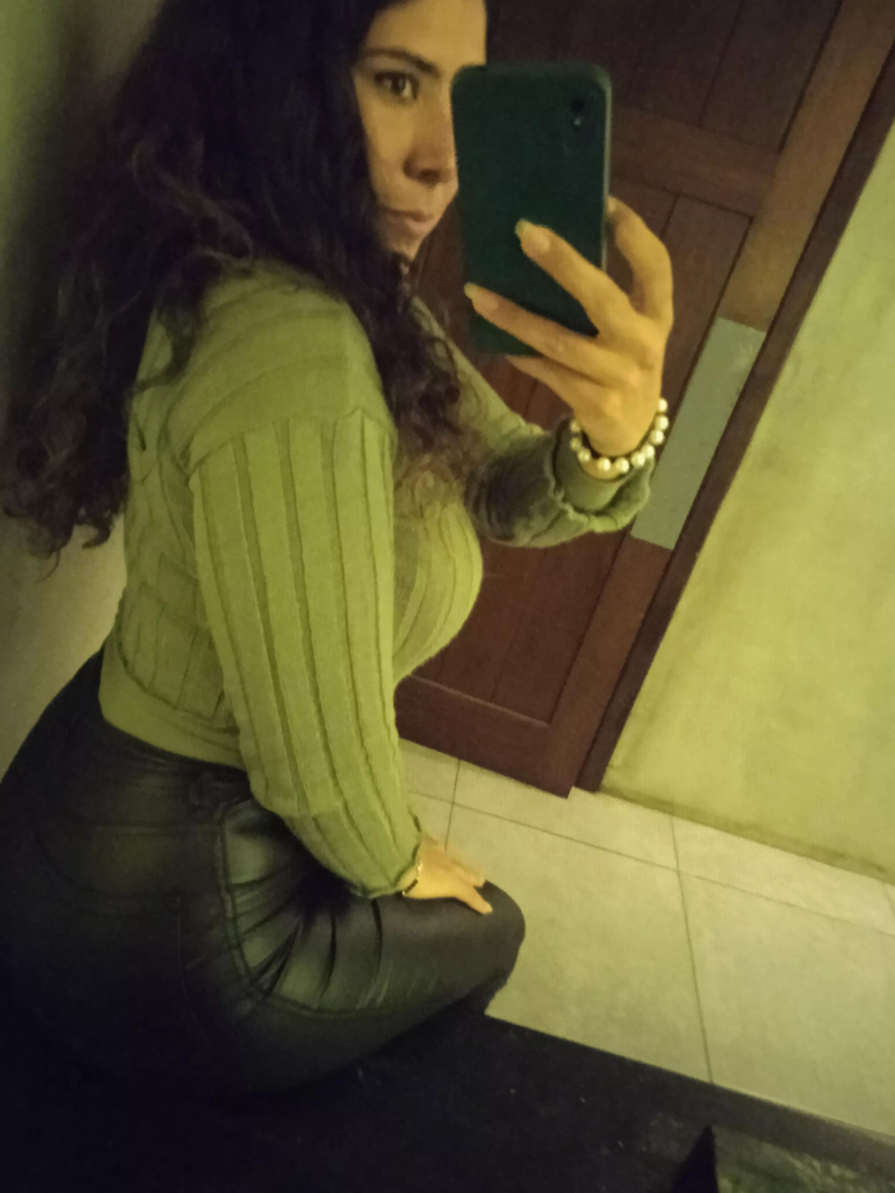 27 *F* Leather pants ! posted by xsweetlady