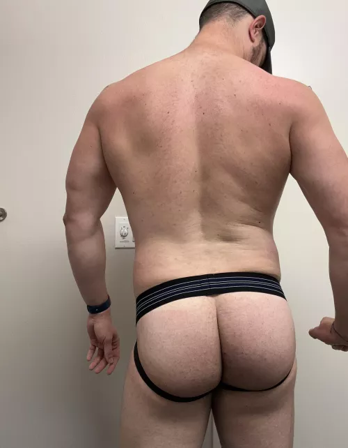 I think Leg day is working 😉 by Physical_Ad_2448