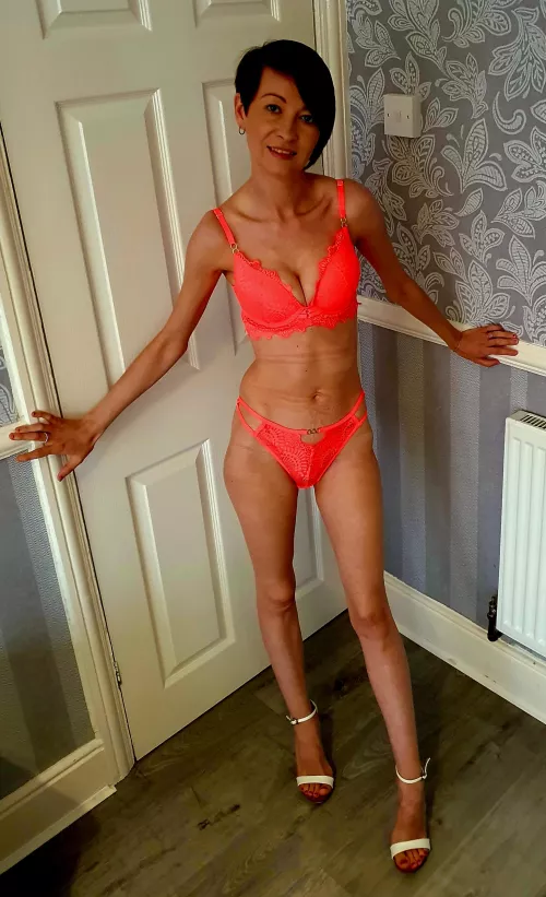 Im a Naughty brunette milf that needs a good seeing too by uklover86