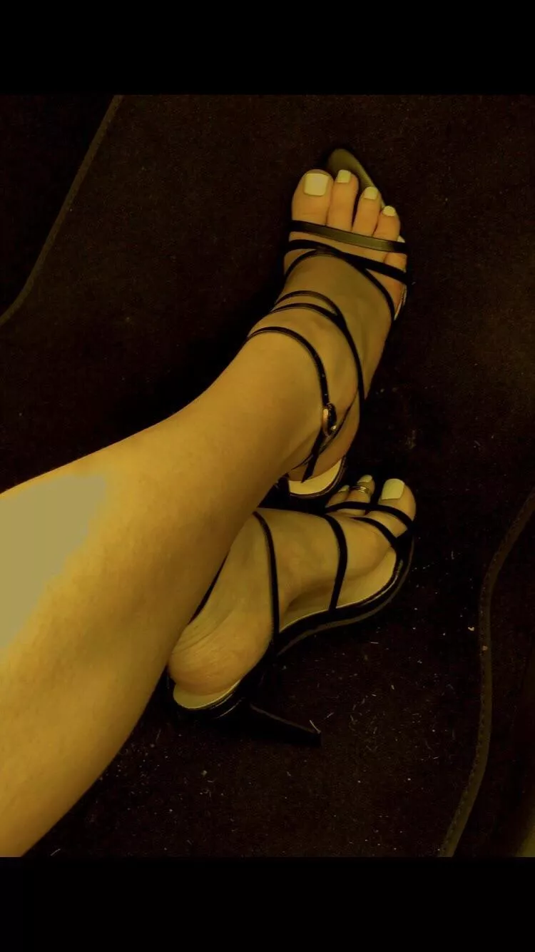 What if I give you a footjob under the dinner table 😏 posted by EveningSheepherder95