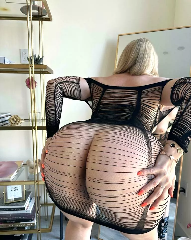 Alexis showing off her booty posted by skienowho