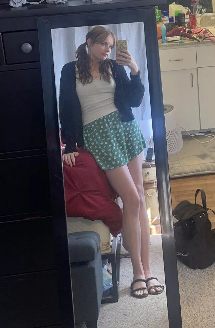 love wearing short skirts 😋 posted by thankyouforthe-music