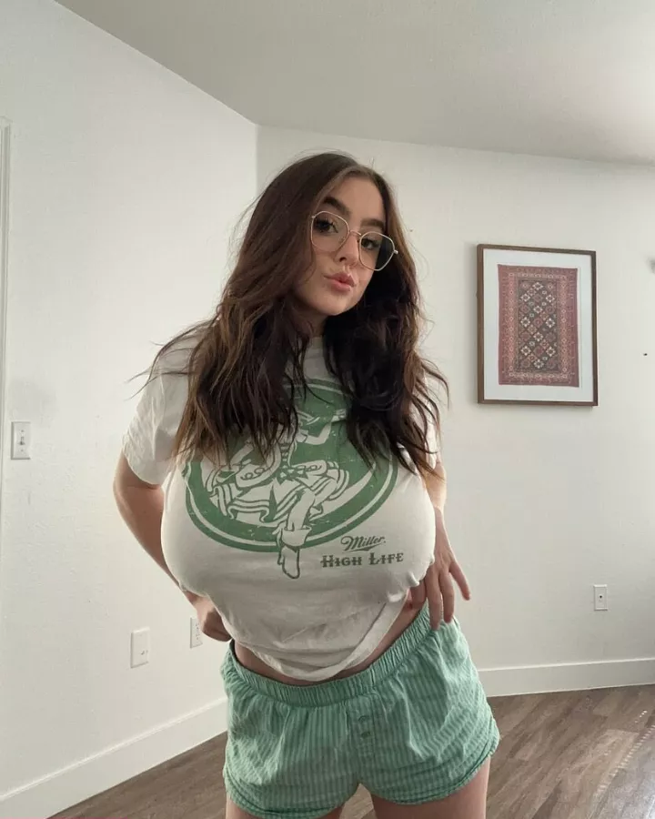 What colour are her eyes? posted by Tittiiboy