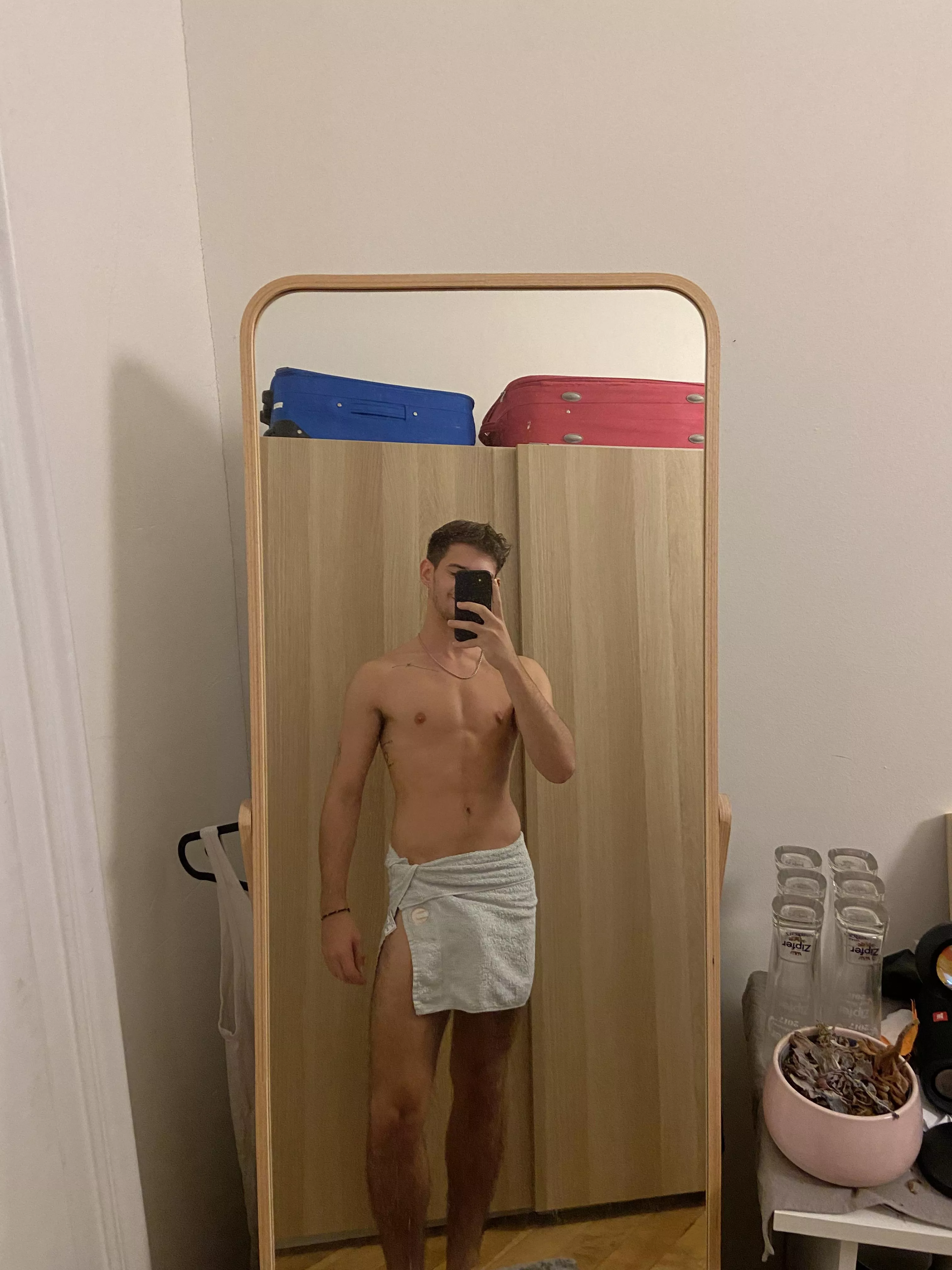 All my big towels are in the laundry guess this little has to be enough 🤷🏽‍♂️ posted by HistoricalRaise9744