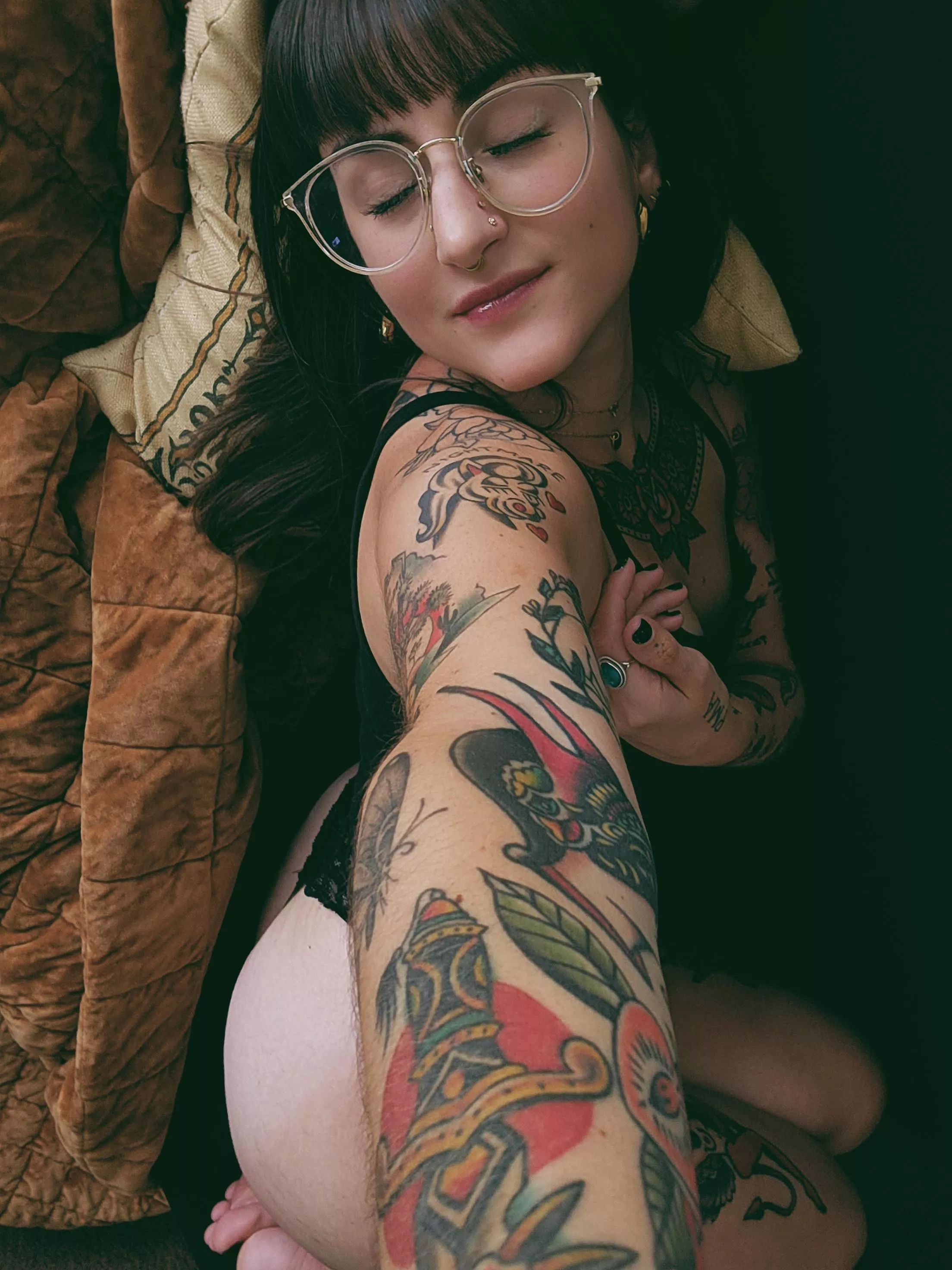 Cuddle me or fuck me 🖤 posted by jessicaxsweetheart