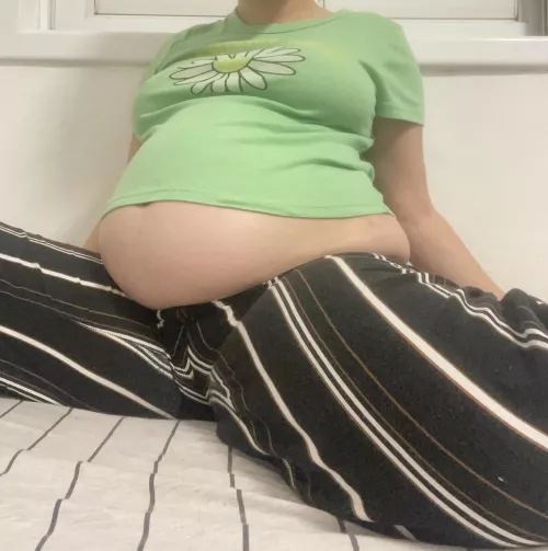 I can't keep my belly covered 😳 by FatteningPrincess