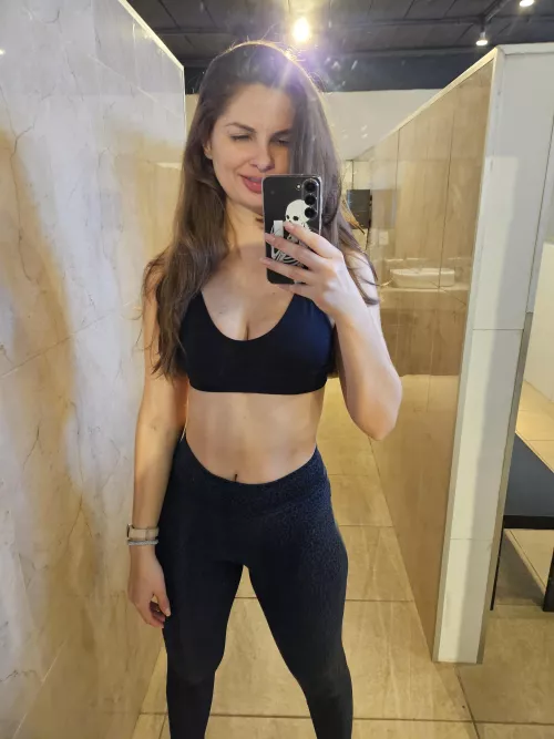 My gym crush finally asked for my number! [F] by EstherJeFace