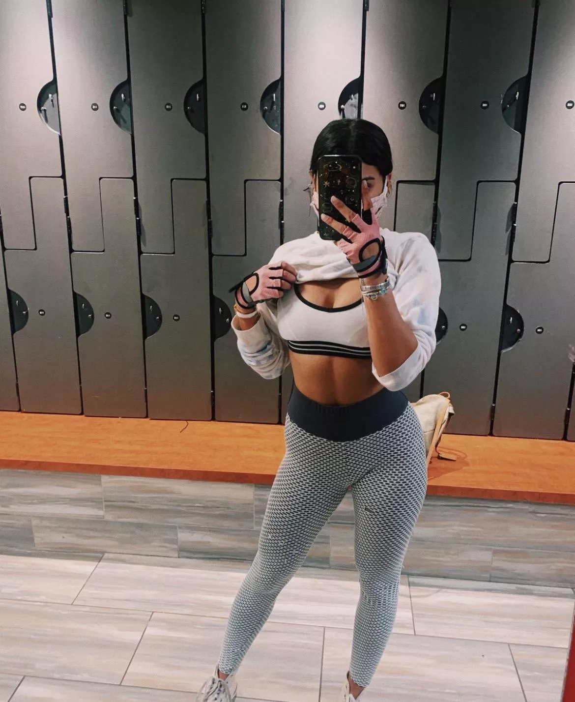 Pulling my shirt up for my daddy’s [F] 😈 posted by lauren_bby_