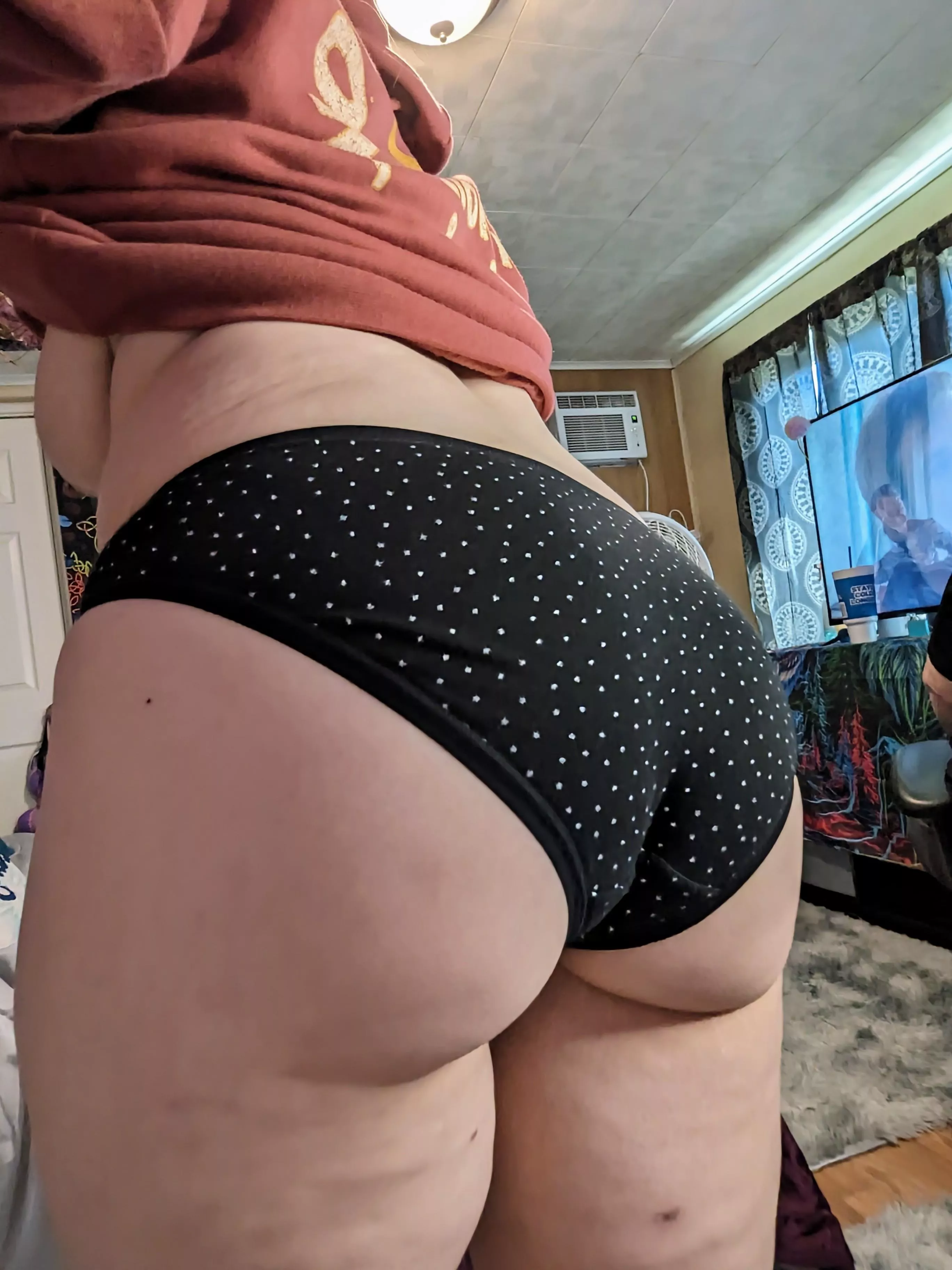 The panties never cover it all posted by sxyhoneybuns69