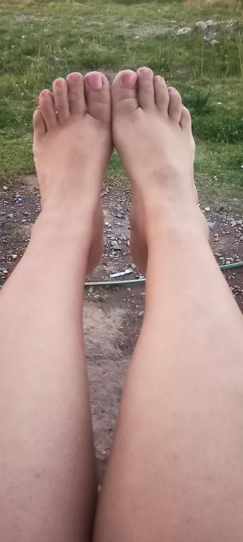 These chubby feet went outdoors to be enjoyed by chicamisteriosa20