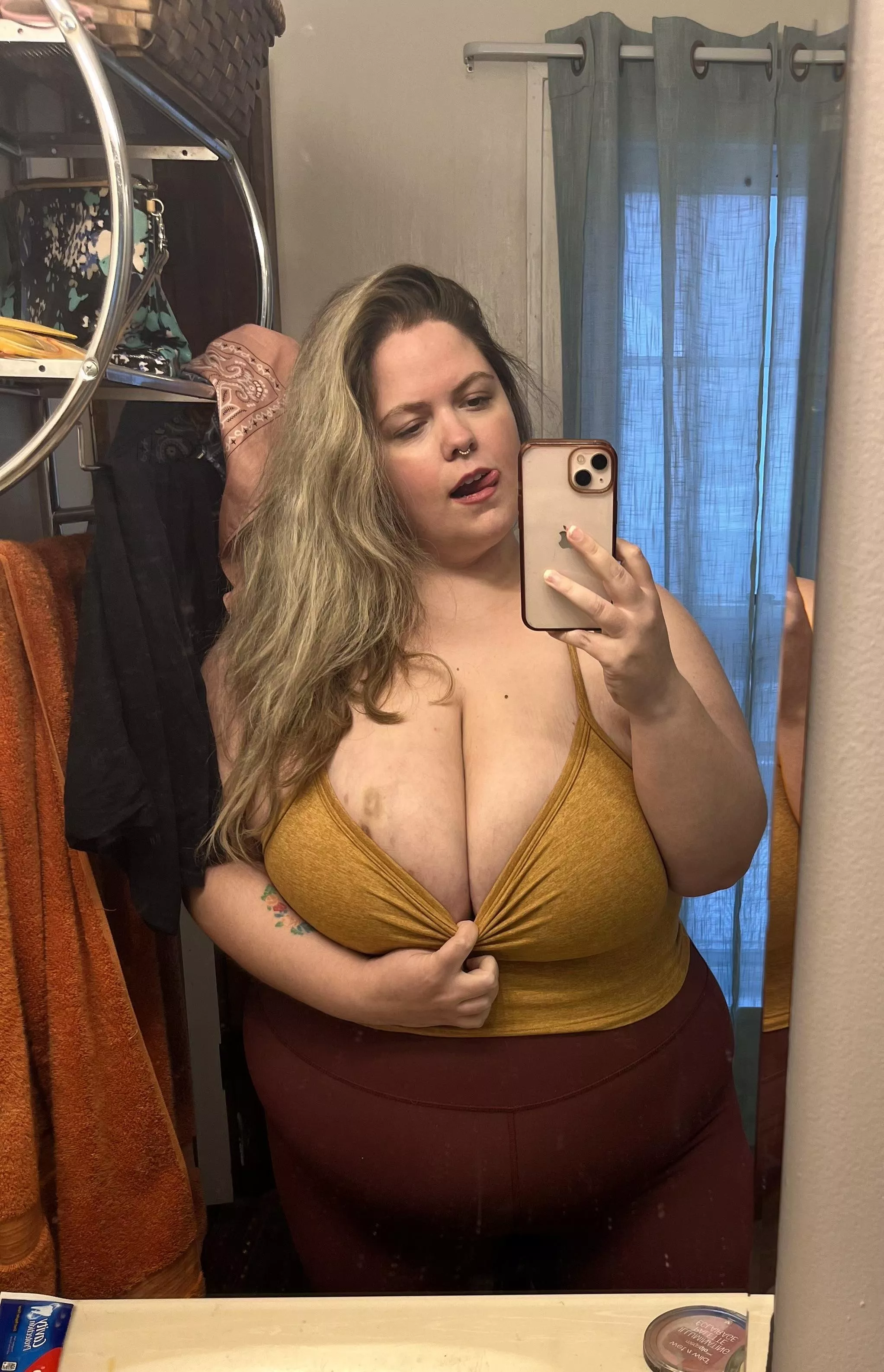 Your 🍆 would fit perfectly between them 😘 posted by thiccpeachlove