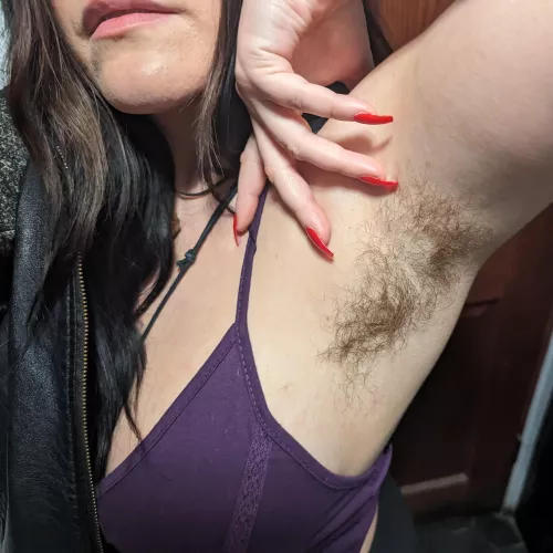 Hairy pits and red nails by Pashminaprincess