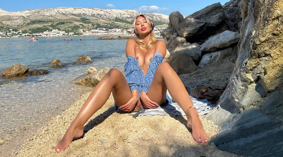 I just love being naked on the beach with people swimming around me by hamoudg