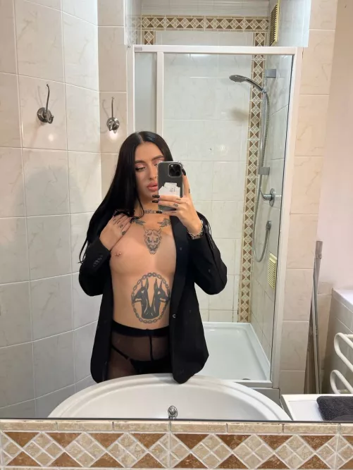 Love showing my body off by one-your-love