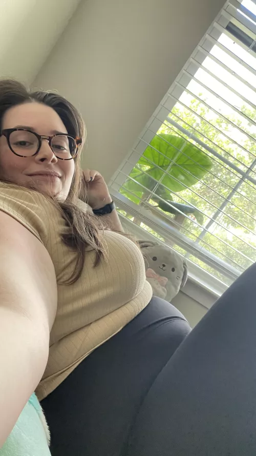 Cuddling on the couch with a thick girl >>> by lunaxthicky