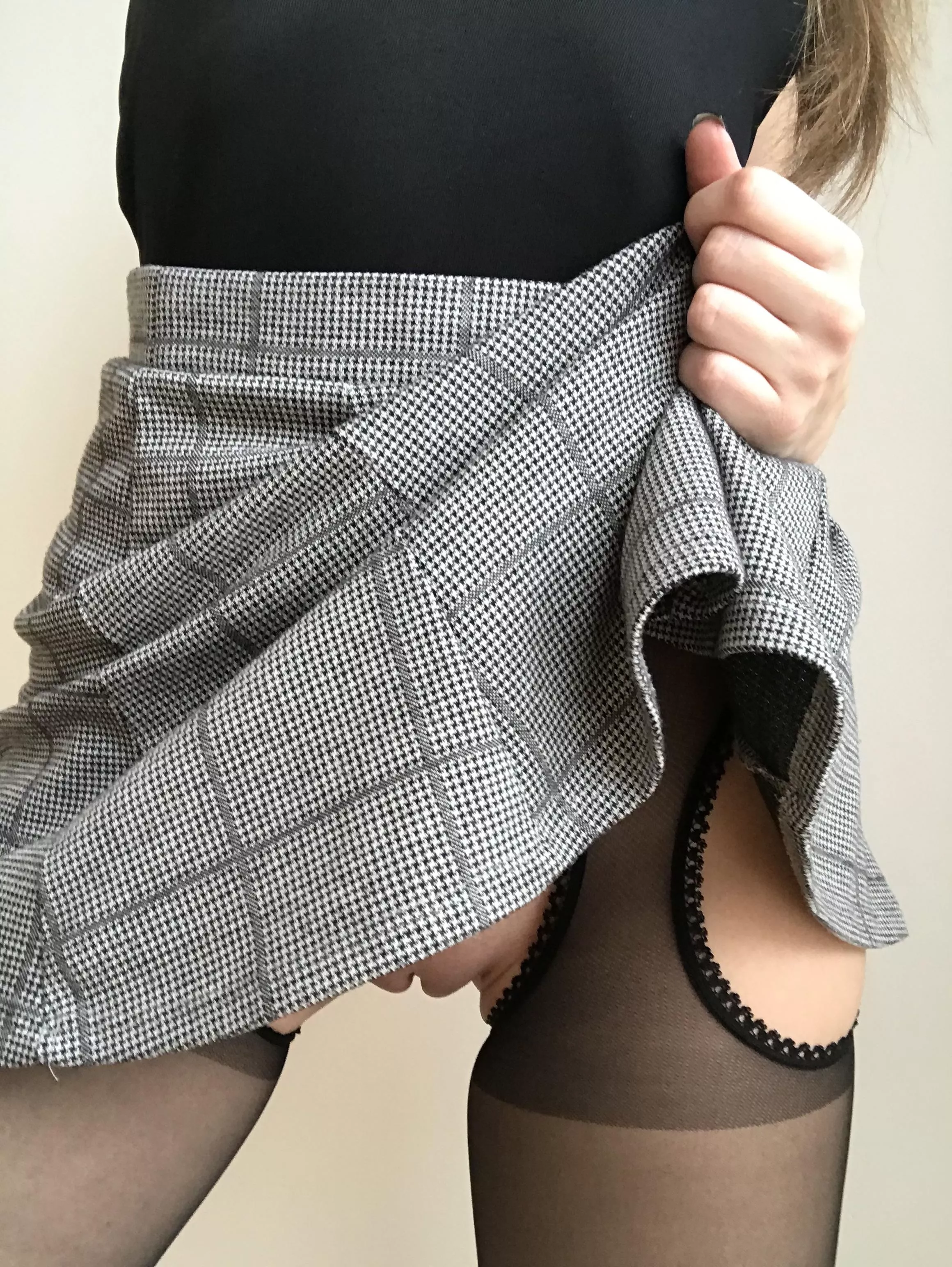 I have a secret, I don’t wear panties and when I wear a skirt I “accidentally” bend over in front of men 🤭 posted by Your_Fairy