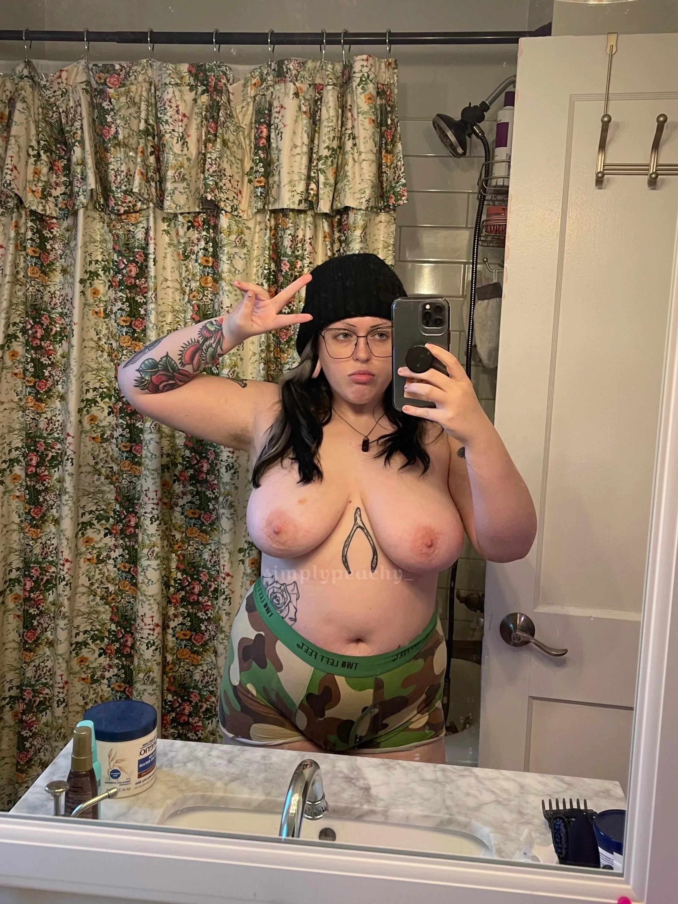 🥺 this is my first pic here ~~~ i hope my big titties r ok! 🥺🖤 posted by simplypeachy_