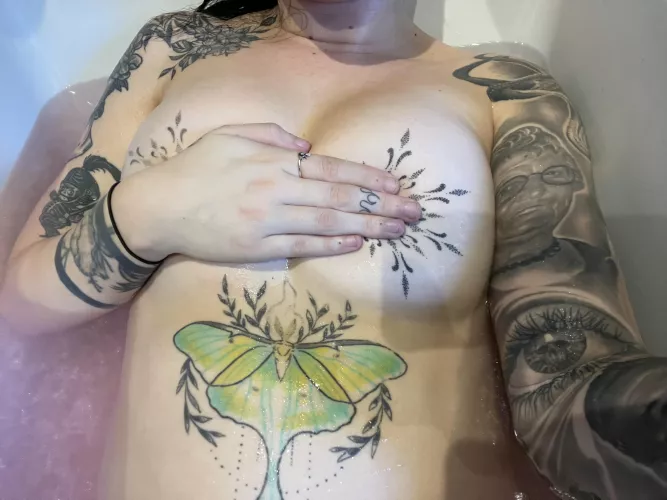 Bath time 🖤 by EmoGfImmie