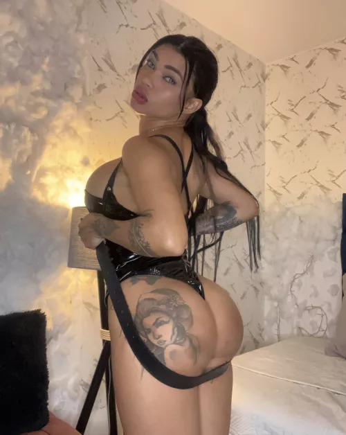 Is this a smackable ass? by Alani_AQ