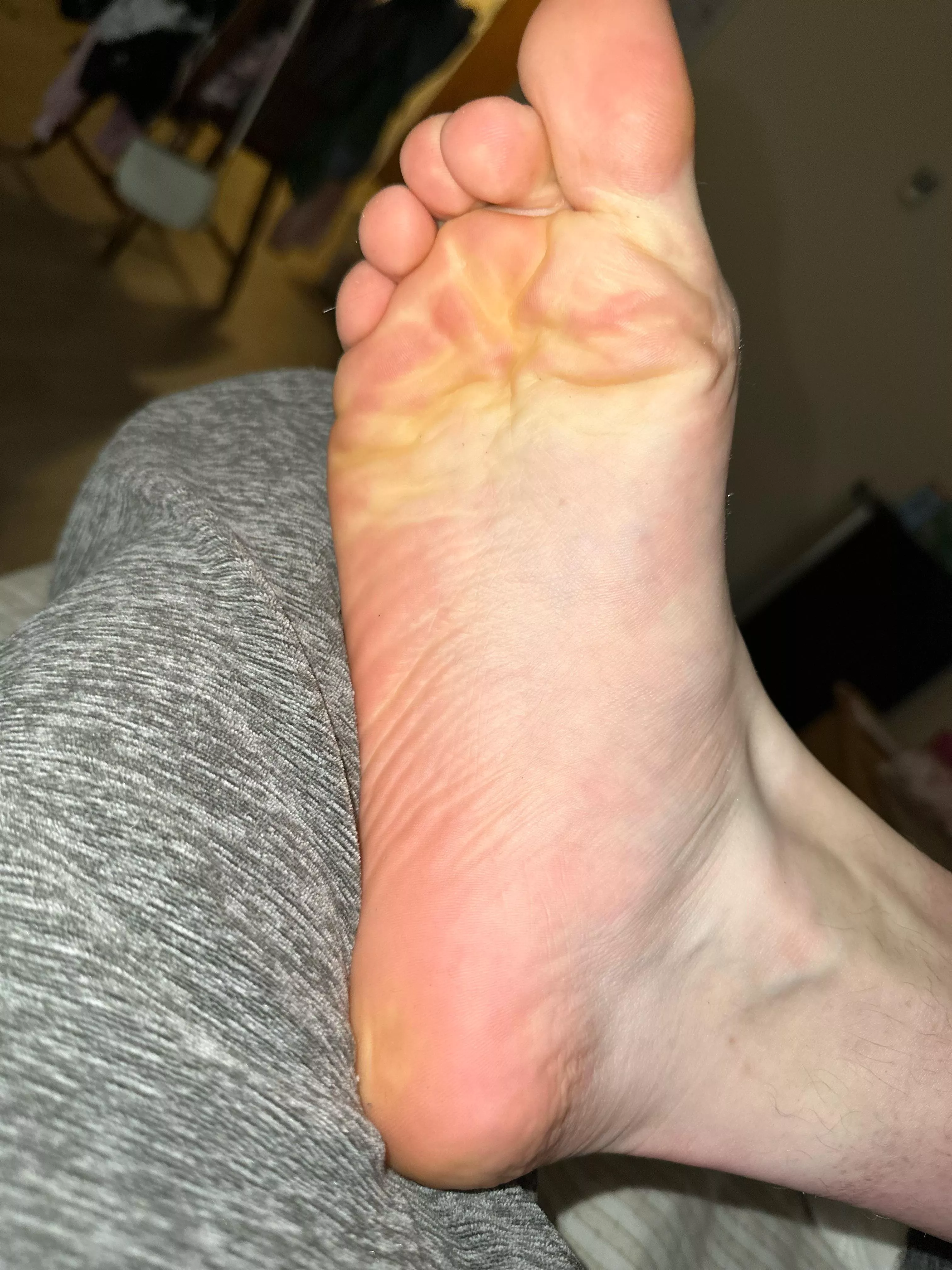 Massage my sweaty size 10 feet, and maybe i’ll let you have a taste 😊 posted by McKennaTV