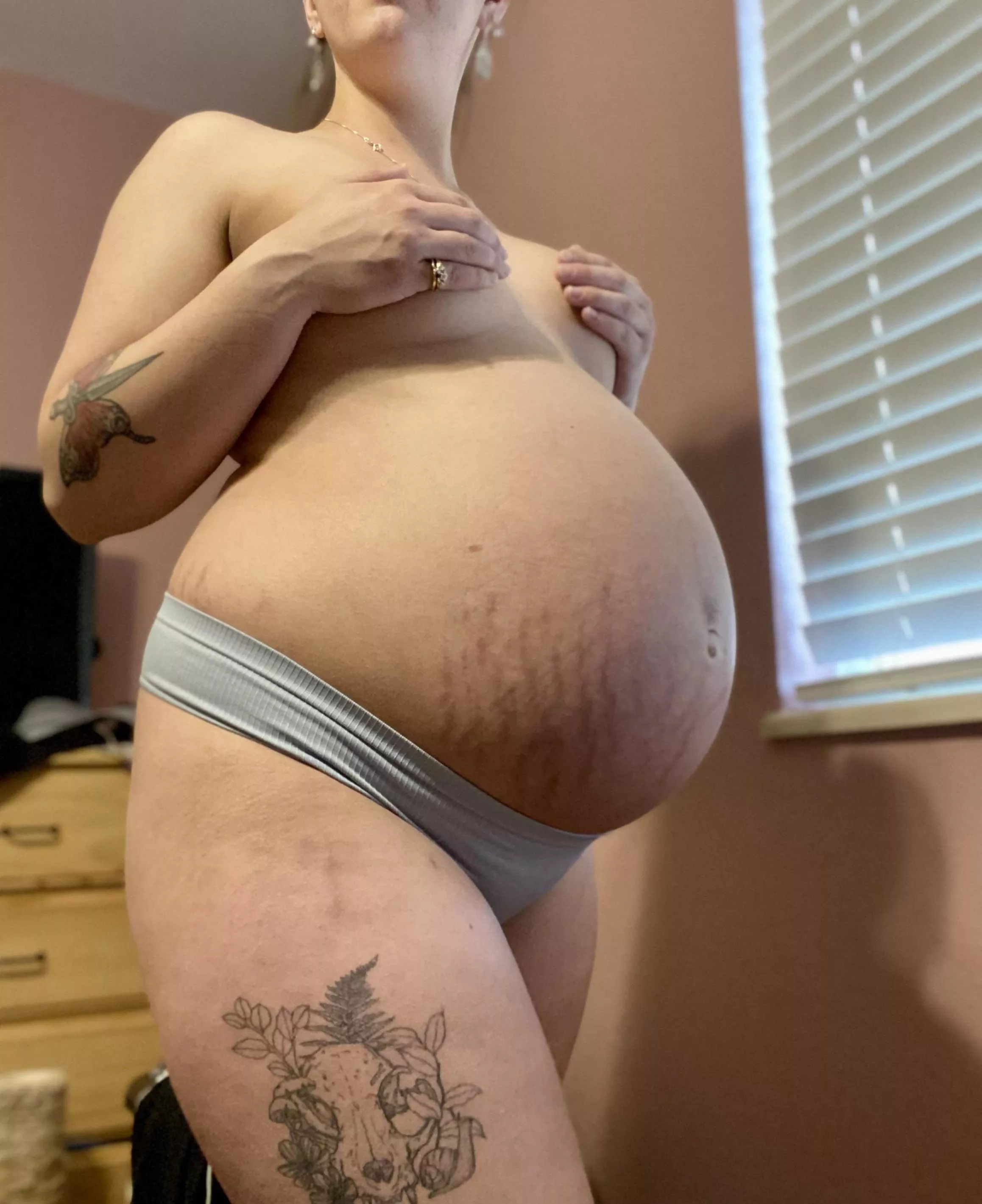 My hands are full, too bad I don't have another pair to help with rubbing lotion on my stretch marks... posted by SpicyLumberjack2