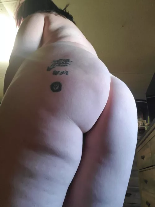 Booty cheeks by Lunaa_Jay