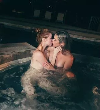 Hot tub kiss posted by whitetoweltw