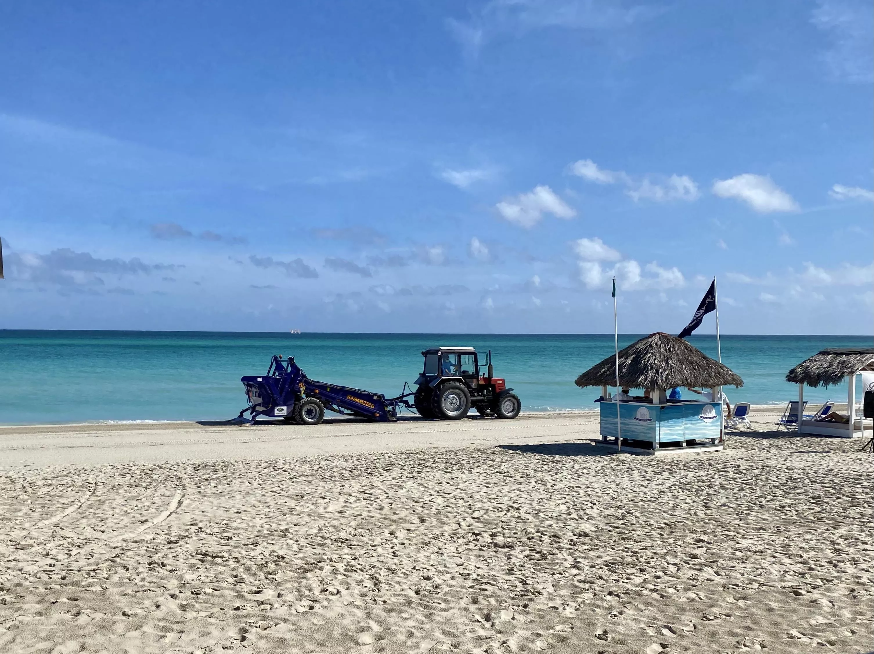 [OC] Varadero, Cuba. Daily cleaning of the beach posted by d3-ma4o-ru