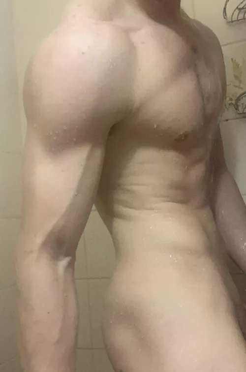 Post workout shower [M] by Empaaah