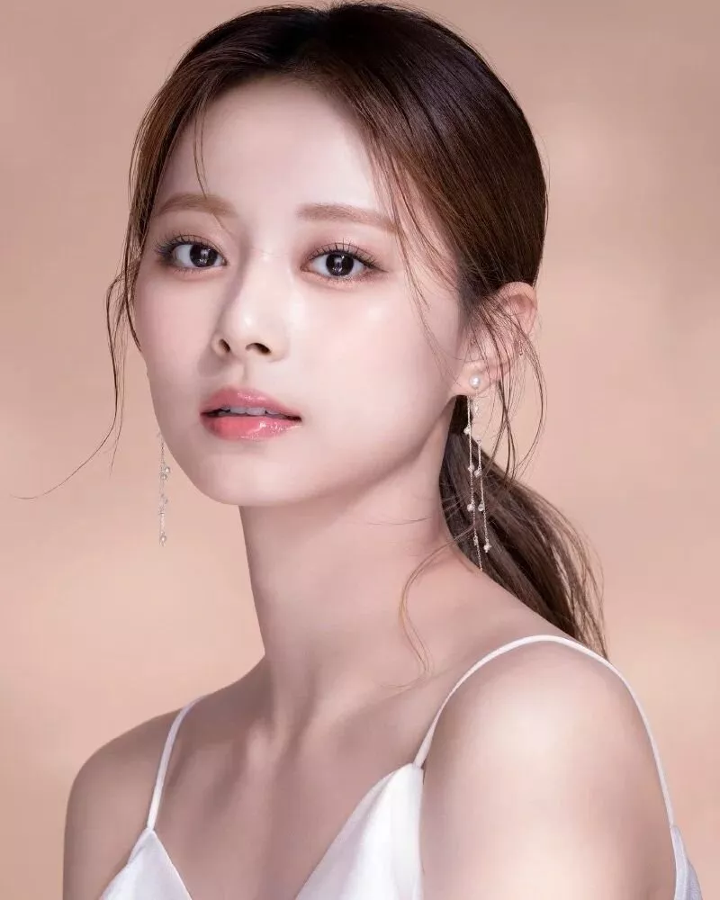 Chou Tzu-yu ... posted by BusyFlower9