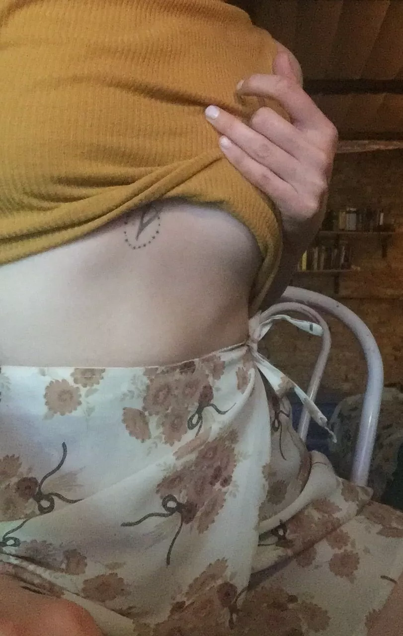 Do you want to see how I slowly pull up my shirt? posted by badandpreatty