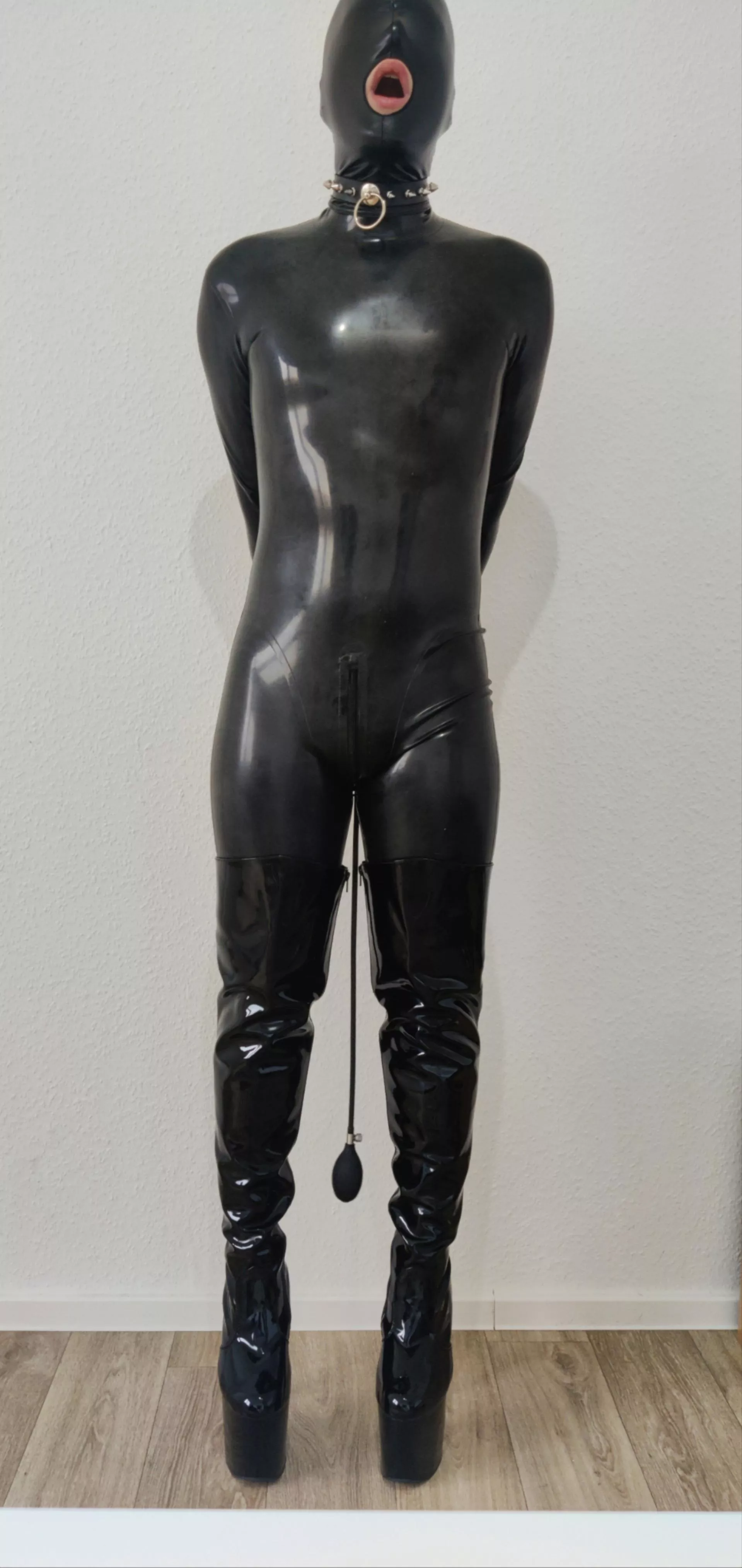 How would you use this latex fuckdoll 🖤😈 posted by Glittering-Gold2692
