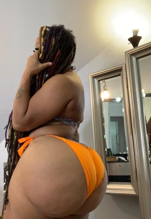 She's weird but the booty is juicy 😛💦 by Survey-Friendly