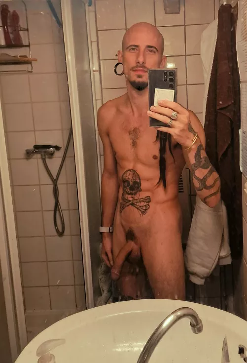 Shower time 🚿 by Flintpirate