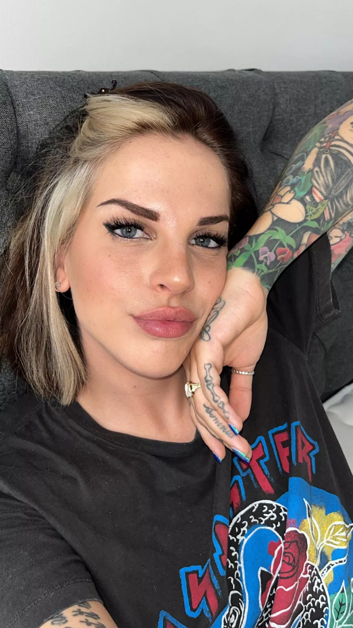 Would you accept nudes from me? posted by ottaviia