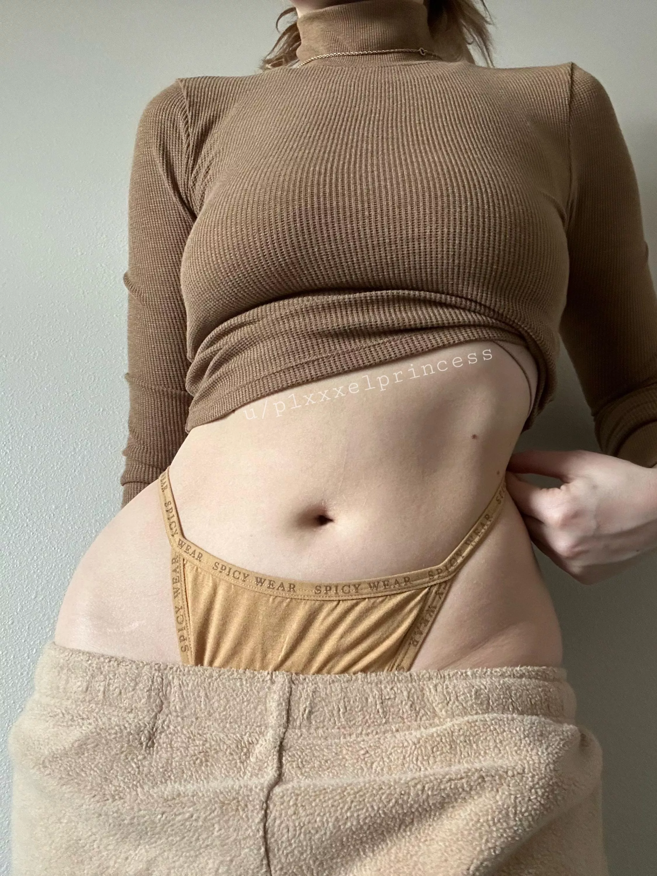 com[f]y sunday 🥰 posted by p1xxxelprincess