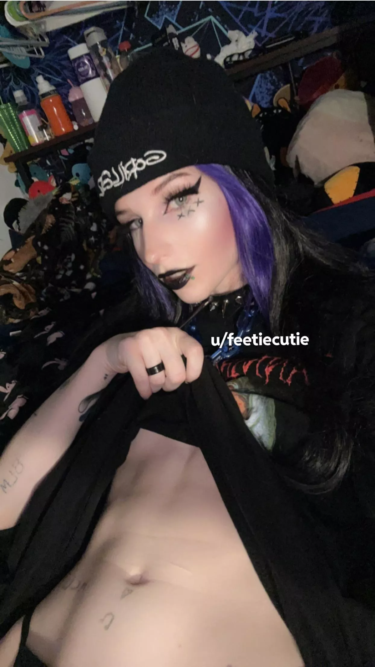 Goth girls like working out too 😈 posted by feetiecutie