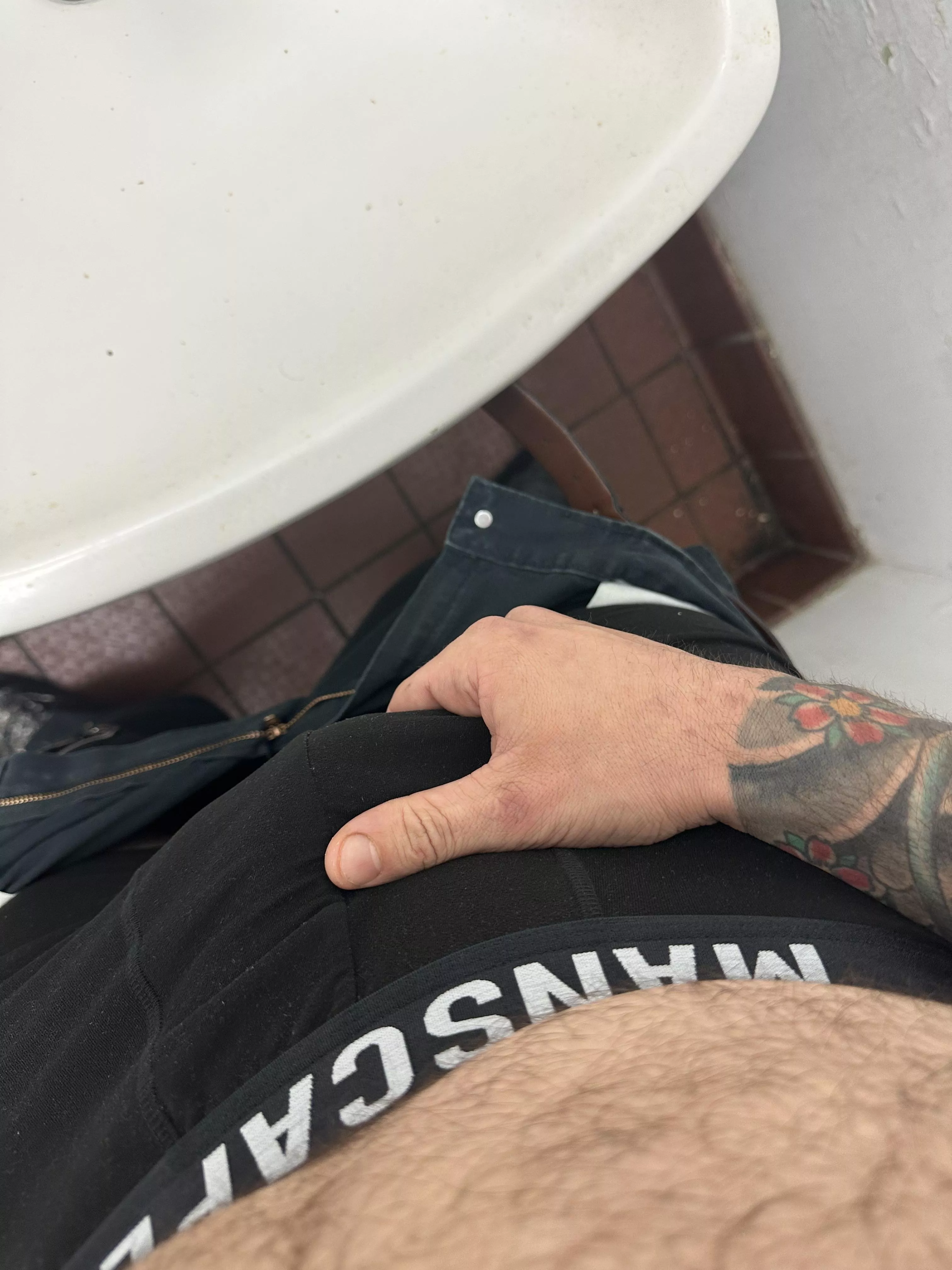 Horny at work 🥵 DMs open posted by Pale-Wing7176