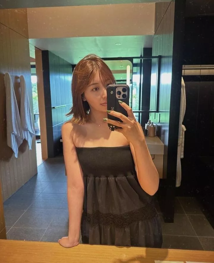 Mirror selfie posted by hinanchuumemura