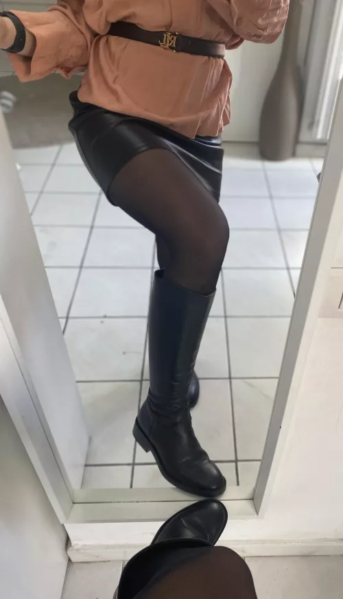 My tight boot by NatyBond_OF