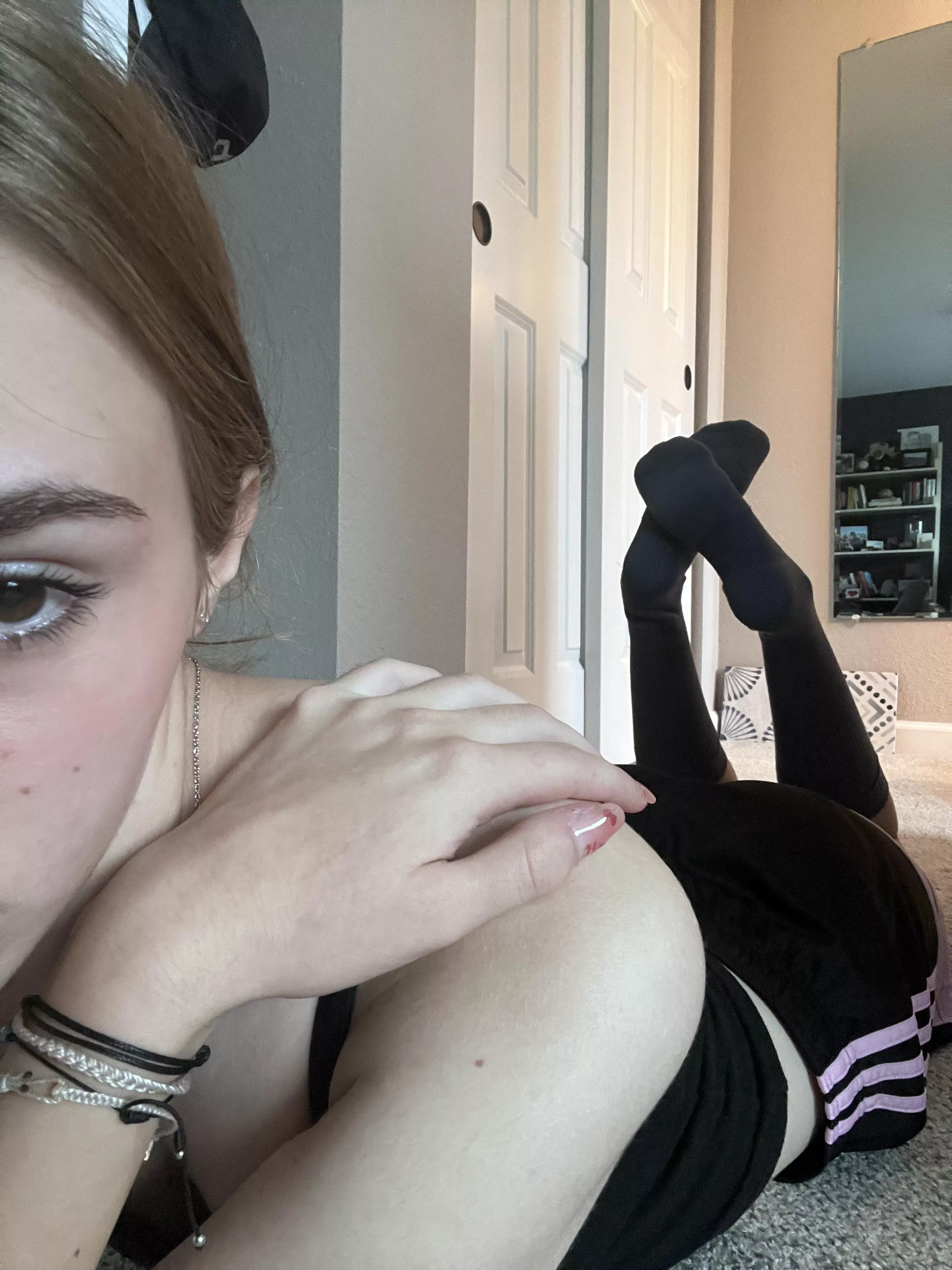 Someone pls fuck my feet. [f] posted by Inside-Gas-8772