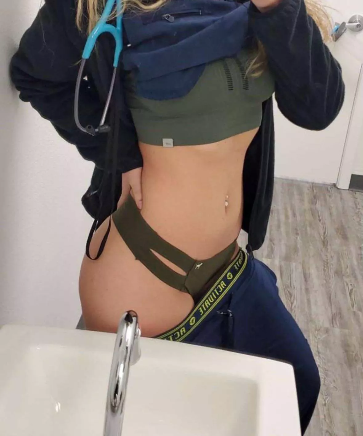 [27F] wishing I could take advantage of a doctor! posted by quinnharper22