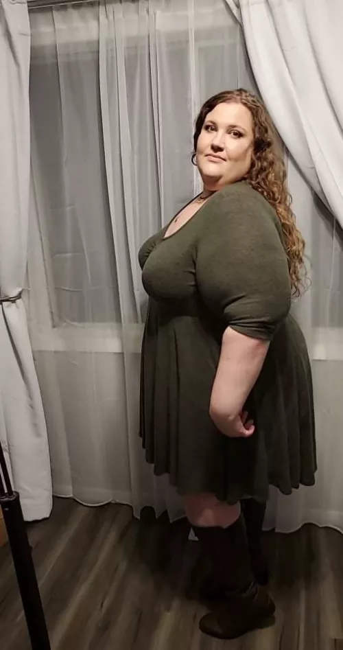 Gray eyes and a big booty by Squishful_Thinking