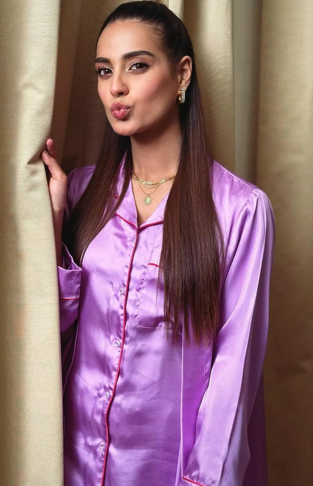 Iqra Aziz posted by James007BondUK