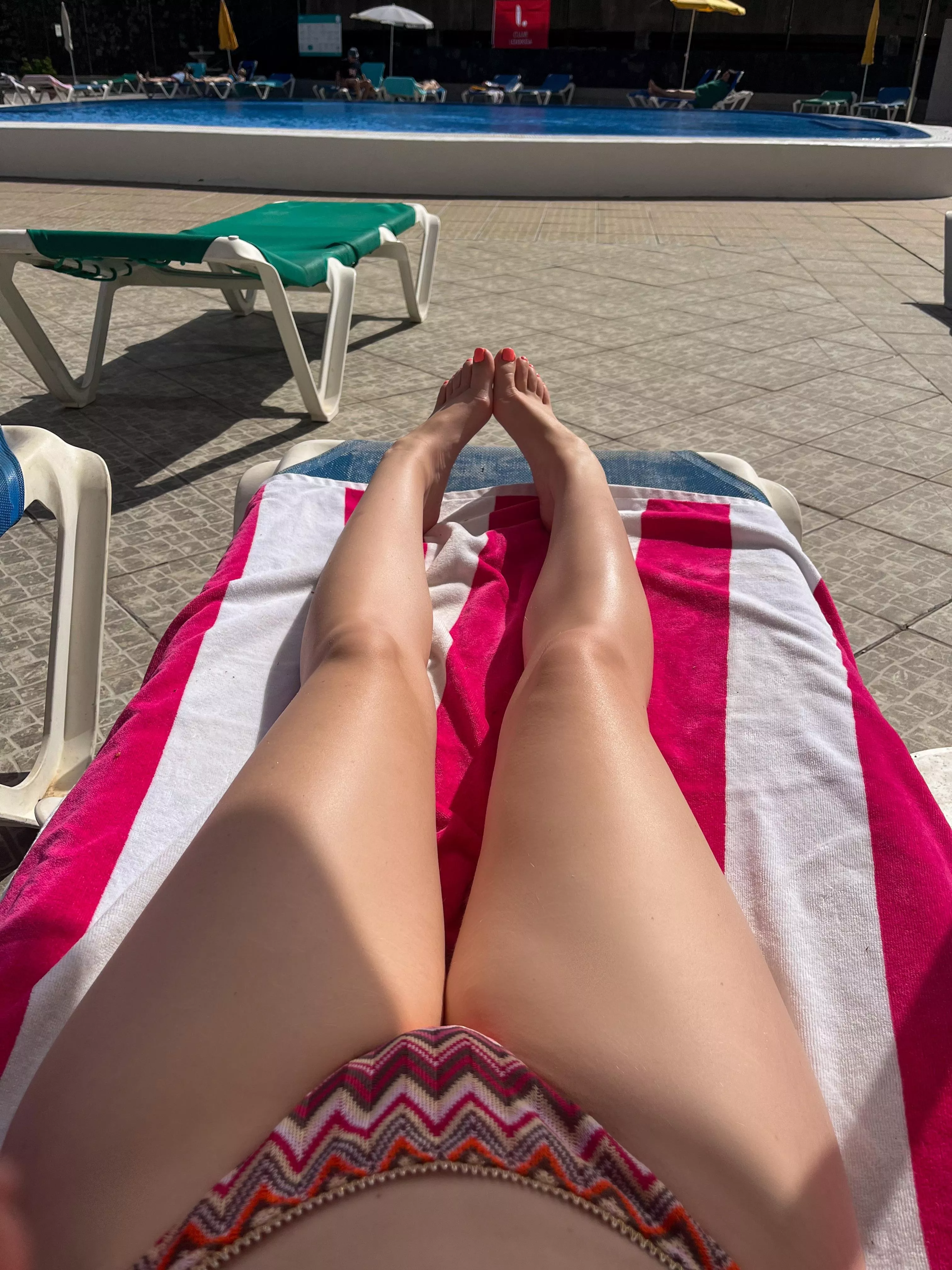 Tanning my legs posted by Myla_feet