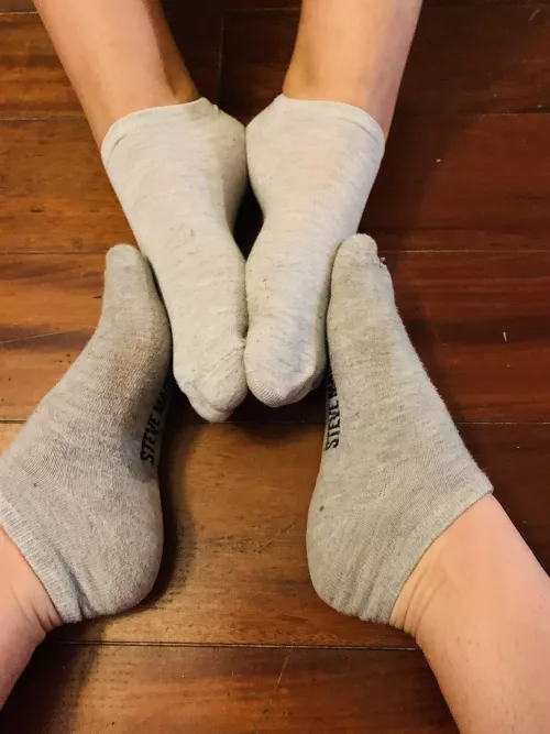 who wants to slide in between these feet ;) [selling] [US] by SweatySisters